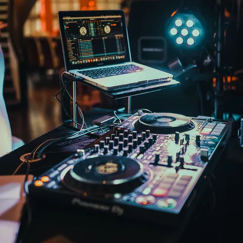 Eine Nahaufnahme von einem DJ-Setup